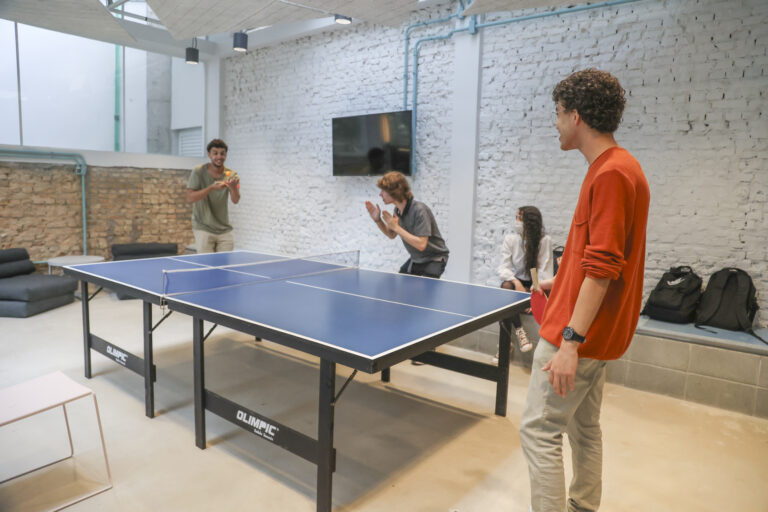 alunos inteli jogando ping pong